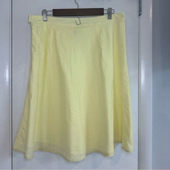 Old Navy Y2K 2000s Butter Yellow Skirt. Size: 10.
Low waisted. Knee Length. - Picture 4 of 6